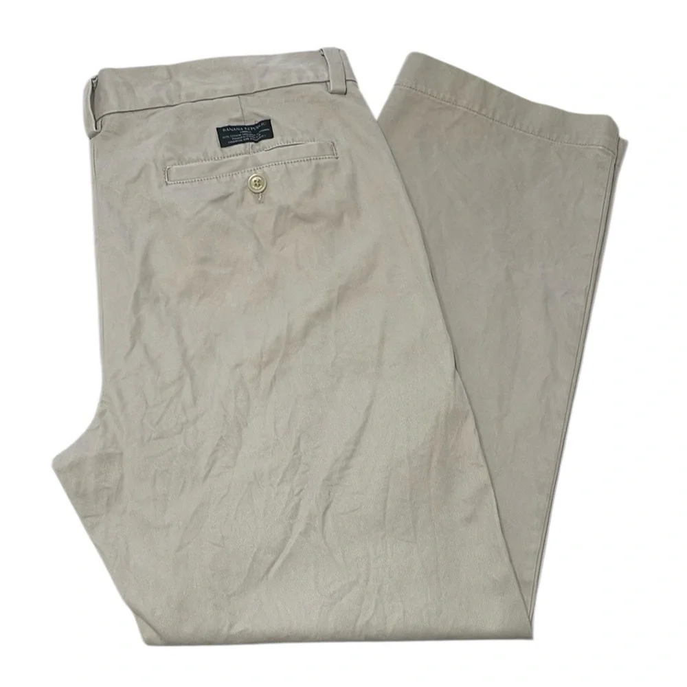 Banana Republic Aiden Chino men’s Size 34 cotton flat‎ front khaki pants.